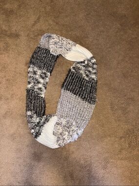 Cozy Knit Infinity Scarf - Gray & White